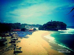 Berduaan di Pantai Drini Gunungkidul, Romantis!