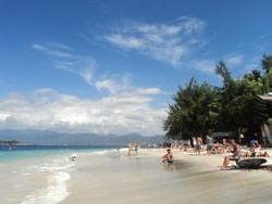 Berenang Bareng Bule Seksi, Gili Trawangan Tempatnya!