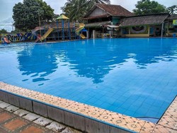 Berenang di Mata Air Cikoromoy Pandeglang, Segar!