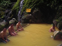 Berendam Air Panas di Baturaden, Yuk!