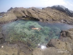 Berendam di Laguna Alami Pinggir Pantai, Mau Coba?