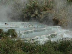 Berendam Hangat di Kota Spa, Saturnia
