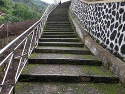 Berkunjung ke Sumur Tua Raksasa di Dieng