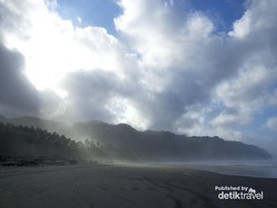 Bermain Tricking, Cara Beda Berlibur di Pantai Parangtritis