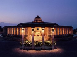 Bermalam dalam Kemewahan di Resor Amanjiwo