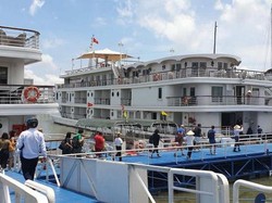 Berpesiar di Teluk Kebanggaan Vietnam