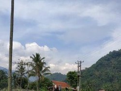 Berpetualang ke Air Terjun Tertinggi di Subang Curug Cileat