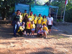 Bersahabat dengan Monyet di Alas Purwo, Banyuwangi