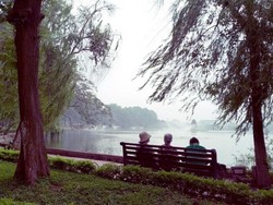 Bersantai di Danau Hoan Kiem Kota Hanoi Nan Damai