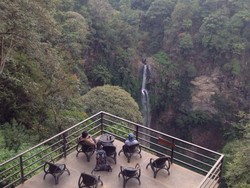 Bersantai Menikmati Alam di Curug Cimahi