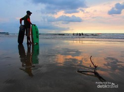 Bersepeda, Cara Seru Menikmati Keindahan Pantai Carita