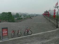 Bersepeda di Tembok Pertahanan Militer Terbesar Dunia