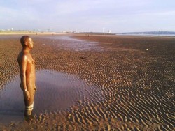 Bertemu 100 Manusia Besi di Pantai Crosby, Liverpool