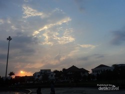 Bertemu Sunset Cantik di Tugu Muda, Semarang