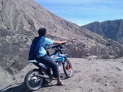 Bertualang Naik Motocross di Gunung Bromo, Berani?