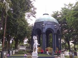 Berwisata Sejarah di Mausoleum, Berani?