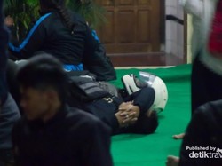 Biar Aman, Tidur Pakai Helm!