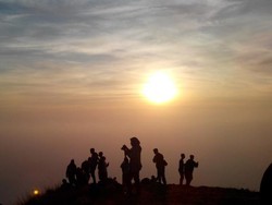 Bisa! Mendaki Gunung Sambil Wisata Candi di Mojokerto