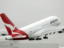 Blarr! Pesawat Qantas Disambar Geledek Saat Terbang