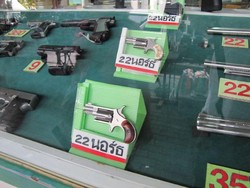 Bosan Oleh-oleh Thailand? Coba Dulu Aksesori Senjata Api!