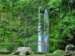 Brrr! Sejuknya Air Terjun Sendang Gile, Lombok