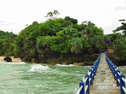 Bukan di Bali, Ini Tanah Lot di Jawa Timur