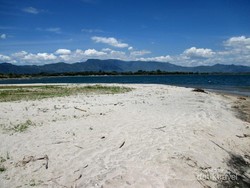 Bukan di Lombok, Ini Pantai di Danau Toba, Sumpah!