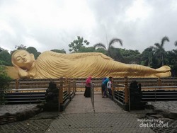 Bukan di Thailand, Ini Patung Buddha Tidur di Mojokerto