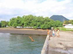 Bukan Lancip, Gunung di Flores Ini Datar Seperti Meja