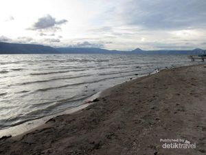 Bukan Laut, Ini Danau Toba Dilihat dari Pantai Parbaba