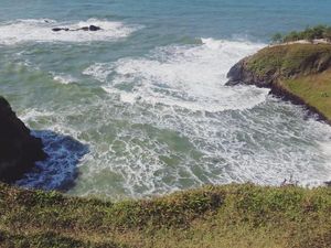 Bukan Nusa Penida Bali, Ini Pantai Menganti di Kebumen