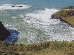 Bukan Nusa Penida Bali, Ini Pantai Menganti di Kebumen