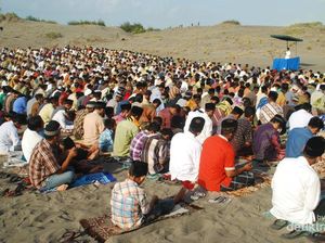 Bukan Timur Tengah, Ini Salat di Gumuk Pasir Parangkusumo