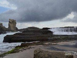 Bukit Cantik & Karang Pemecah Ombak Pantai Klayar
