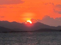 Bulan Madu dengan Sunset Berlatar Gunung Rinjani