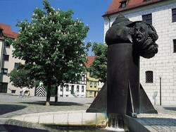 Burung Gereja, Kabut, dan Katedral di Kota Albert Einstein