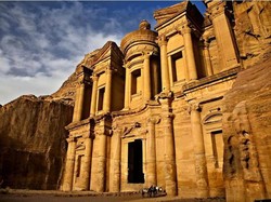 Busyet! Ngarai Diukir Jadi Kota Kuno Petra