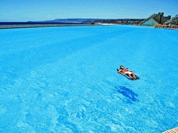 Byur! Serunya Berenang di Kolam Renang Terbesar di Dunia