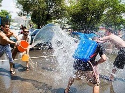 Byurr! Basah-basahan Saat Tahun Baru Khas Thailand