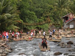 Byurrr! Pacu Adrenalin dengan Bamboo Rafting