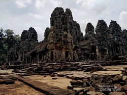 Candi Kamboja Ini Punya 200 Relief yang Tersenyum