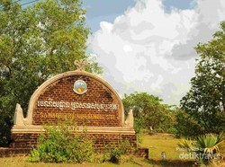 Candi Tua Berlilitkan Pohon yang Misterius