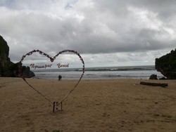 Cantik Tapi Tersembunyi, Pantai Ngrumput Gunungkidul