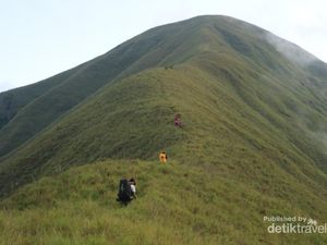 Cantiknya Bukit Anak Dara, Kembaran Rinjani Versi Mini