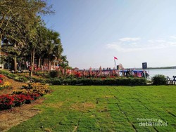 Cantiknya Danau Teratai Pink di Udon Thani, Thailand