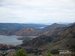 Cantiknya Danau Toba dari Menara Pandang Tele
