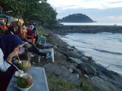 Cantiknya Senja di Pantai Padang