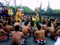 Cantiknya Tari Oleg Tamulilingan Berbalut Sunset di Bale Banjar