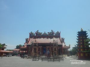 Cantiknya Vihara Satu Ini Bikin Hati Adem