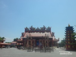 Cantiknya Vihara Satu Ini Bikin Hati Adem